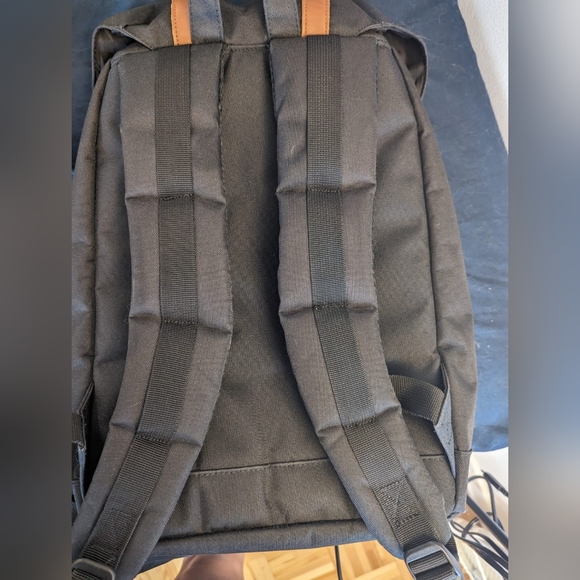 Herschel Retreat Backpack Good Condition - Picture 2 of 6